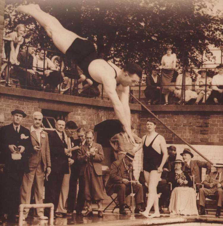 Rowntree Park swimming pool 1940s police
